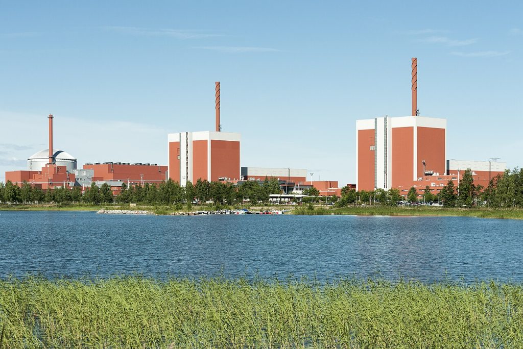 Olkiluoto. Dva BWR-a u prednjem i EPR i zadnjem planu. Foto: Wikimedia